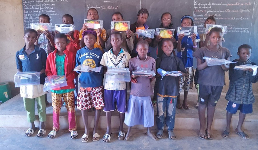 Distritbution de kits d’étude biblque à l’école primaire évangélique de Gampèla – Ouagadougou