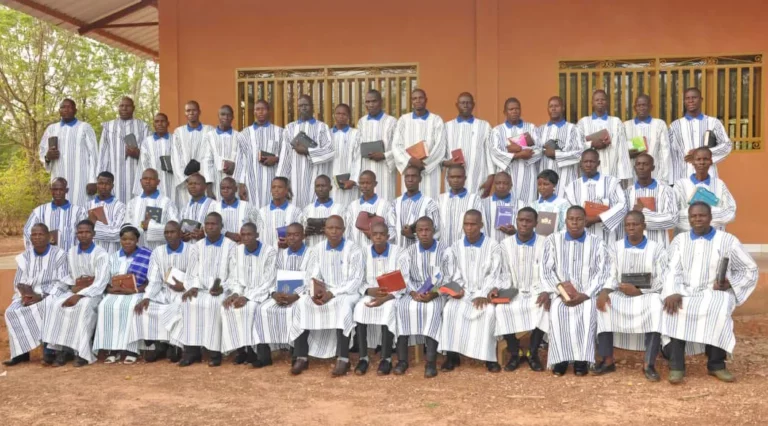 Sortie des étudiants de l’École de Formation Biblique et Agricole de Banakéledaga: 46 consolateurs des affligées sont prêts à servir