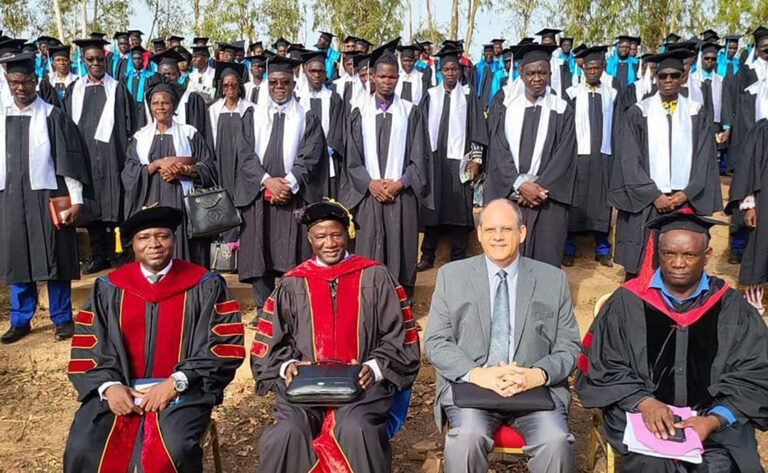 La FATHEAD forme 254 nouveaux serviteurs pour répandre la parole de Dieu au Burkina FasoOuagadougou, 04 juin 2022 (AIB) – Deux cent cinquante-quatre (254) nouveaux serviteurs de Dieu, dont 136 diplômés en pastoral, 92 en licence et 26 en maîtrise de la Faculté de théologie des Assemblées de Dieu du Burkina Faso (FATHEAD), ont reçu leurs diplômes samedi pour enseigner et diffuser la parole de Dieu.  Les trois promotions de cette année, totalisant 254 étudiants, ont célébré leur fin de formation en théologie lors d’une cérémonie à Ouagadougou. Ce moment fort a été ponctué de chants d’adoration, de louanges et de prières, exprimant la gratitude des étudiants envers Dieu pour cette étape importante de leur vie spirituelle et professionnelle.  Les modules dispensés durant leur formation abordaient divers sujets bibliques et théologiques, incluant la psychologie, le ministère pastoral, l’éthique pastorale et ministérielle, ainsi que des thèmes sur le mariage et la famille, visant à former des serviteurs capables de répondre aux besoins des fidèles et de la société.  Le président de la FATHEAD, Etienne Zongo, a encouragé les nouveaux diplômés à être des modèles de foi et de vertu. “C’est une œuvre gigantesque du Seigneur pour l’église du Burkina. Nous avons besoin d’hommes et de femmes engagés, rayonnant dans le saint ministère pour la moisson,” a-t-il déclaré. M. Zongo les a exhortés à rester fidèles et résistants face aux tentations, et à annoncer la bonne nouvelle avec justice et droiture.  La promotion a été nommée « Les ouvriers qui bâtissent sur le fondement de Christ », symbolisant leur engagement à fonder leur ministère sur la parole de Dieu et sur la vérité. “Nous souhaitons, tout au long de notre ministère, refléter cette devise qui nous servira de guide,” a affirmé Joseph Sawadogo, porte-parole des promotions. Il a exprimé sa gratitude envers les enseignants et formateurs qui, avec persévérance, ont œuvré pour leur succès.  Parmi les diplômés de cette année figure Brahima Zongo, un agent de l’Agence d’information du Burkina (AIB), qui a obtenu une maîtrise en théologie après deux années d’études intensives. “Nous rendons grâce à Dieu pour tout. Il n’y a rien de plus important que de connaître Dieu pour lui être utile,” a-t-il témoigné avec émotion, exprimant son enthousiasme à prêcher la parole de Dieu.  Ce rassemblement de serviteurs marque un nouveau chapitre dans leur engagement à servir le peuple de Dieu et à faire rayonner la foi chrétienne à travers le pays.